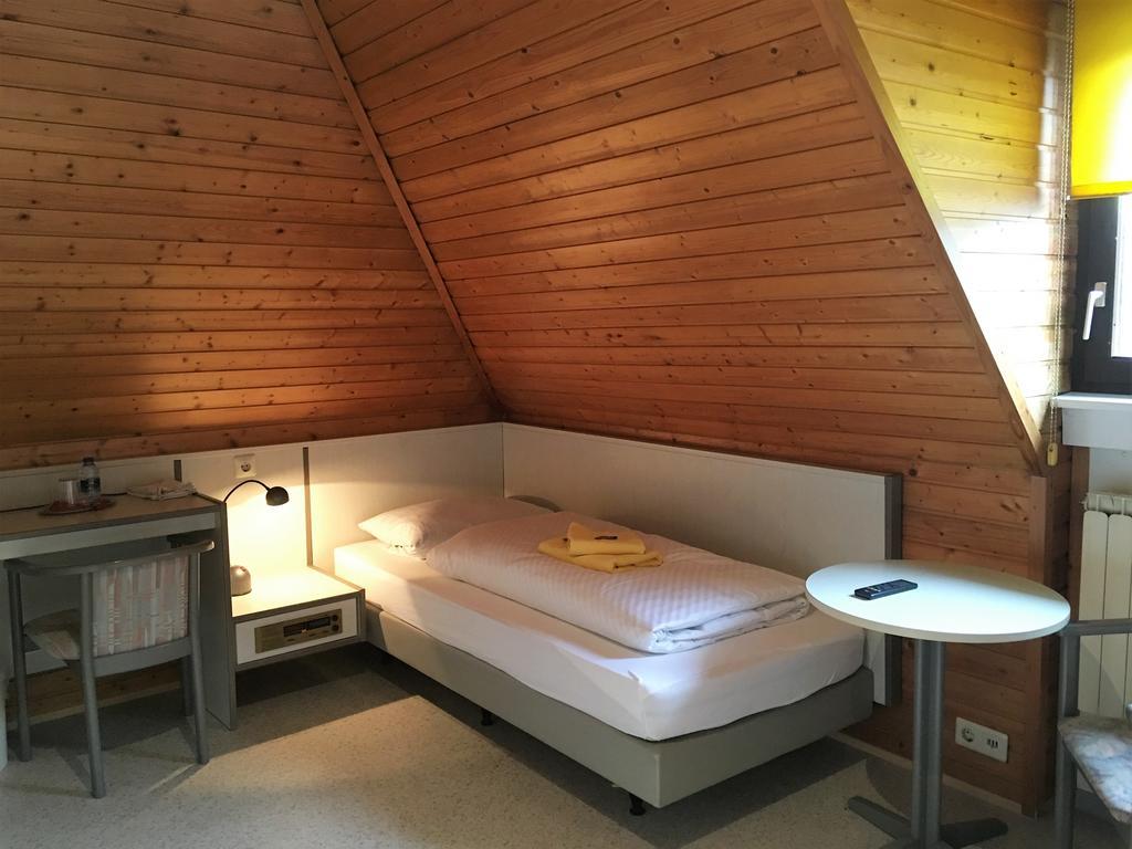 Gaestehaus An Der Rheinbruecke Altlussheim Luaran gambar