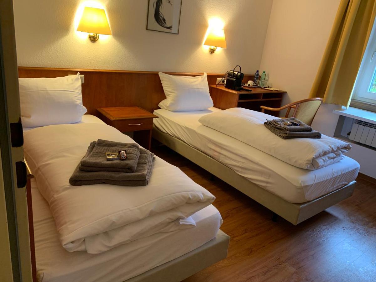 Gaestehaus An Der Rheinbruecke Altlussheim Luaran gambar