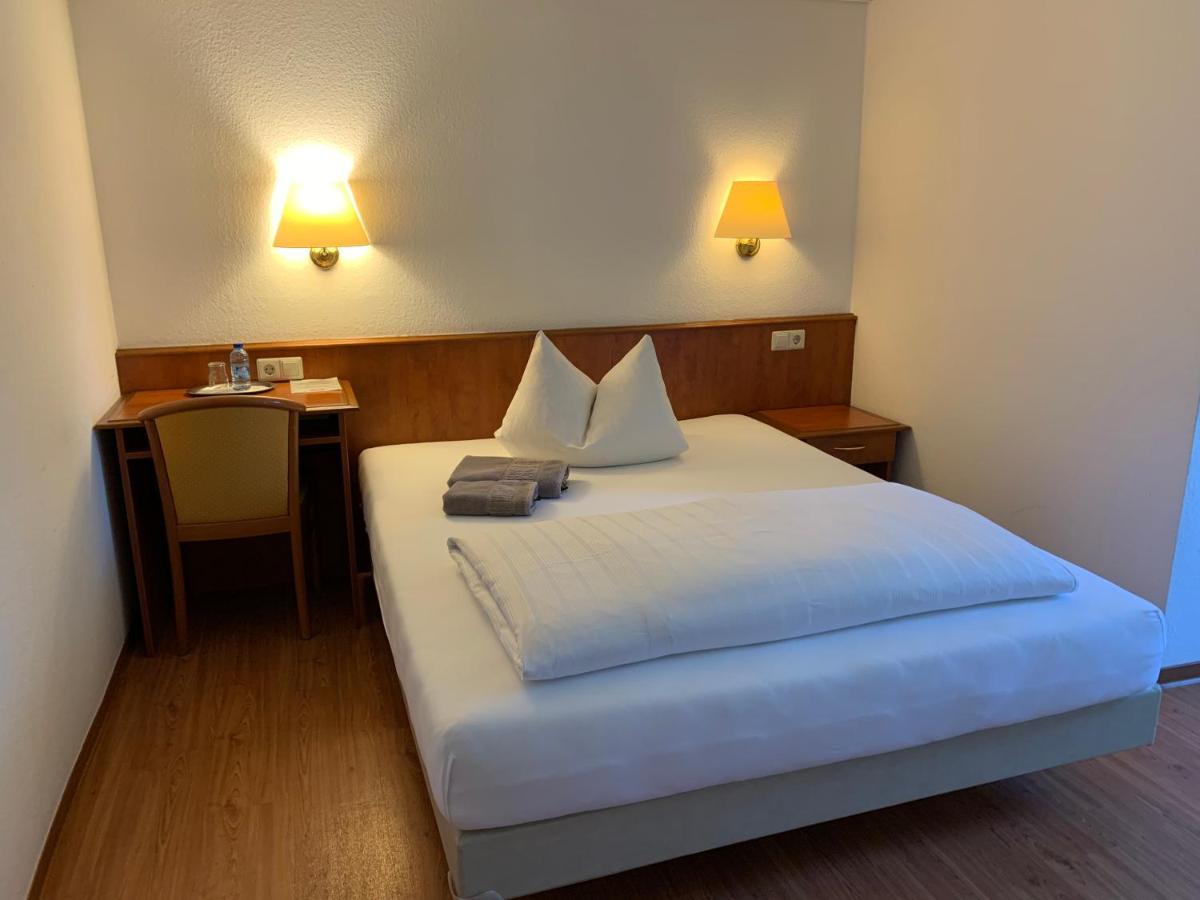 Gaestehaus An Der Rheinbruecke Altlussheim Luaran gambar